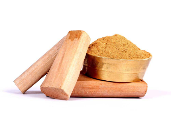 Сандаловое дерево на белом фоне