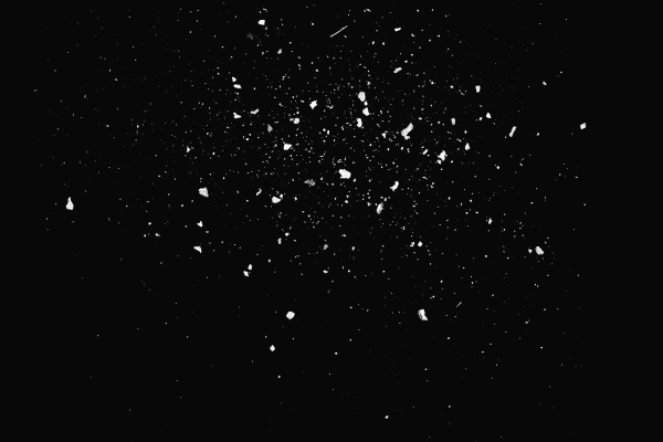 Частицы пыли на черном фоне