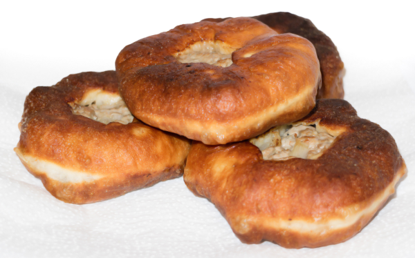 Беляш на белом фоне