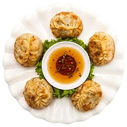 Манты жареные на белом фоне