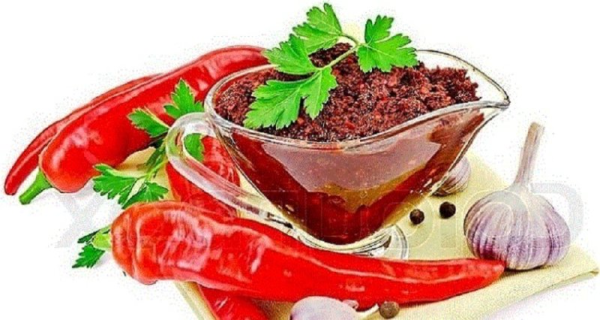 Зеленая аджика белый фон