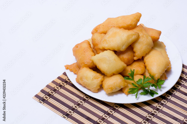 Бауырсаки на белом фоне
