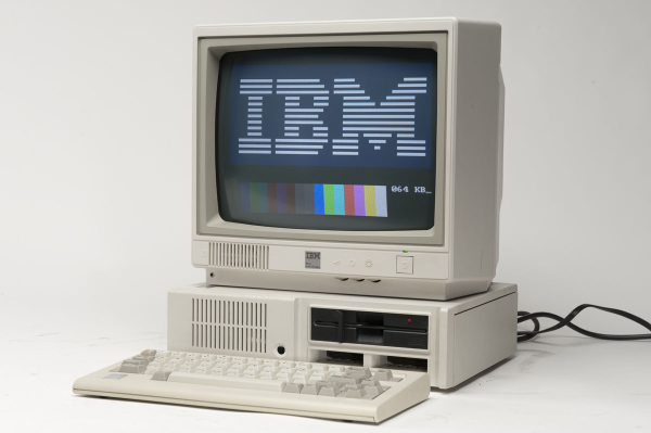 Первый персональный IBM PC (модель IBM 5150)