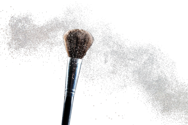 Кисти для макияжа на белом фоне