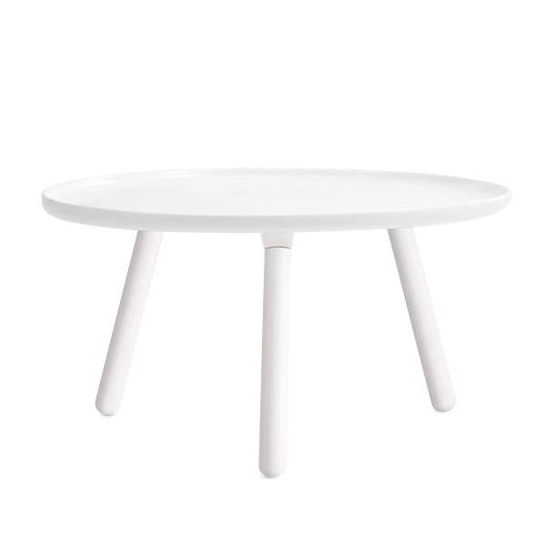 Белый стол на белом фоне