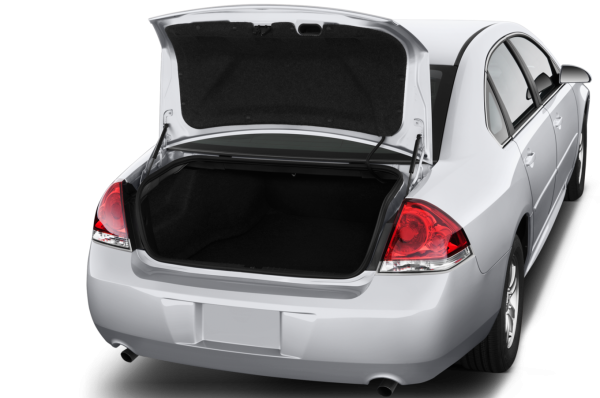 Машина с открытым багажником