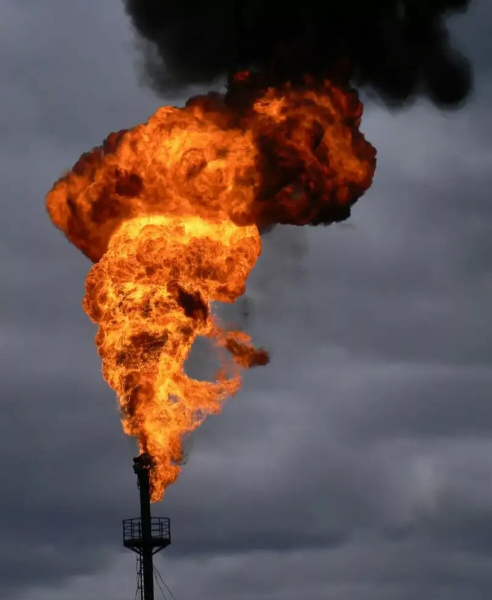 Сжигание попутного нефтяного газа в факелах