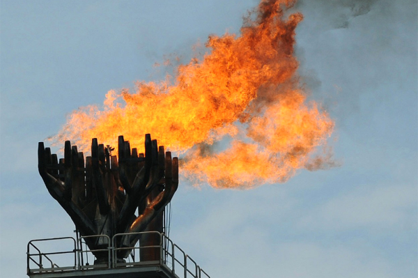 Сжигание попутного нефтяного газа в факелах