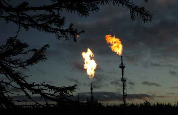Газовый факел на месторождении
