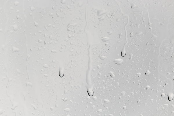 Капли воды на стекле
